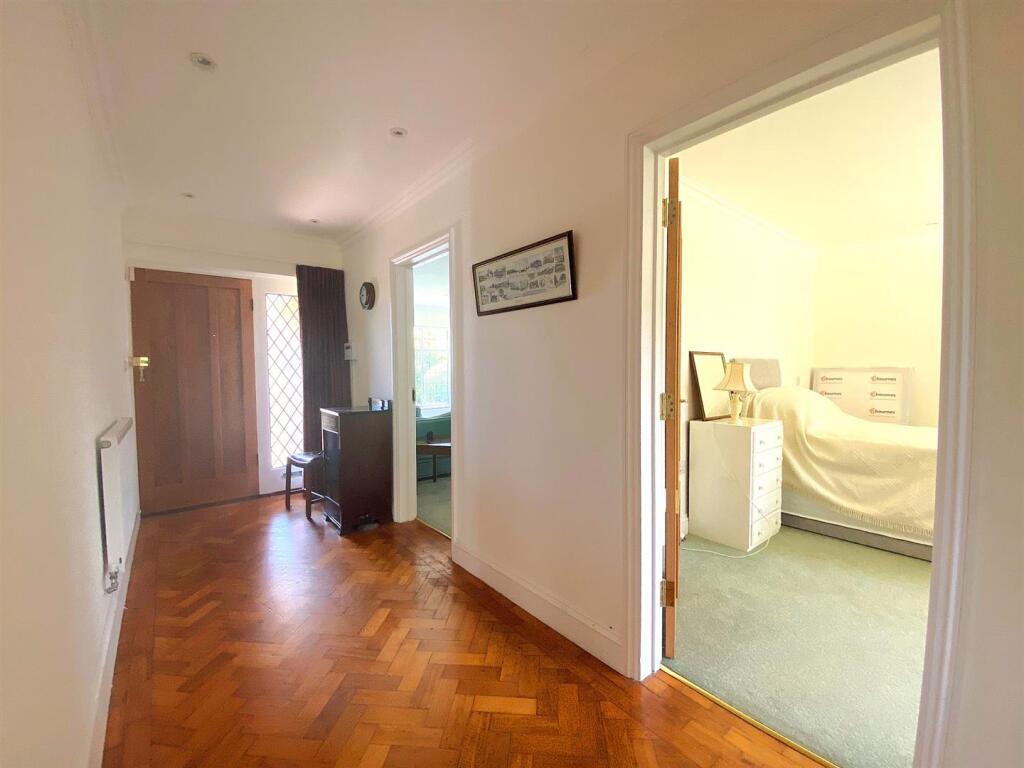 36 Terminus Ave - Hall.jpg