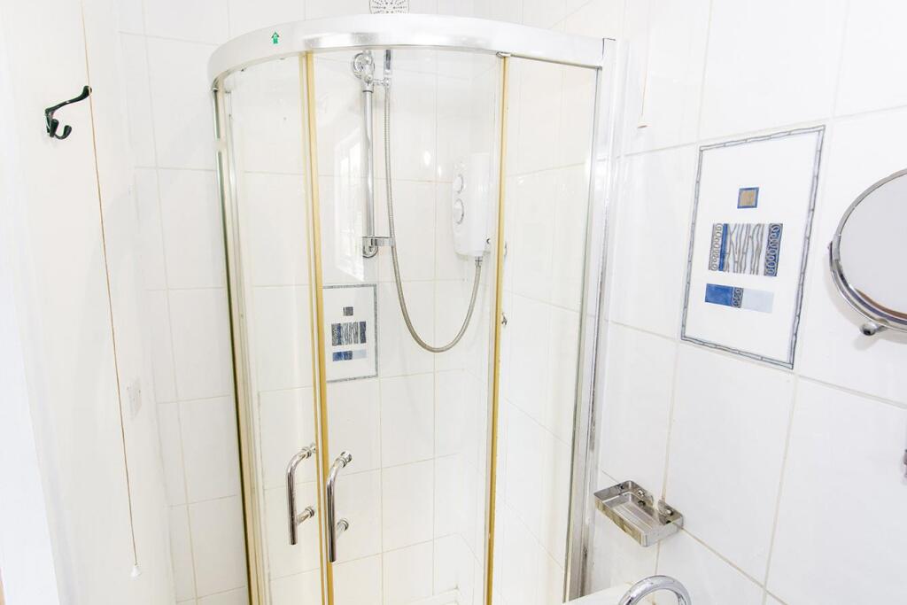 En-suite Photo 2