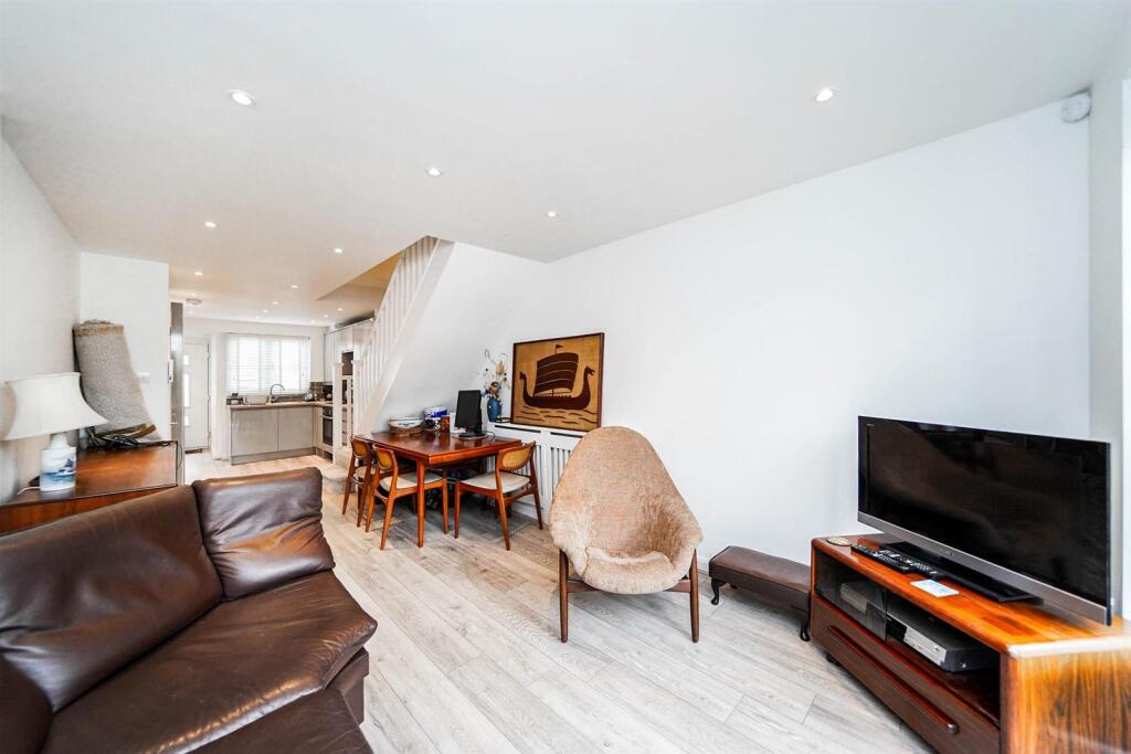 21 Ashingdon Close-10_web.jpg