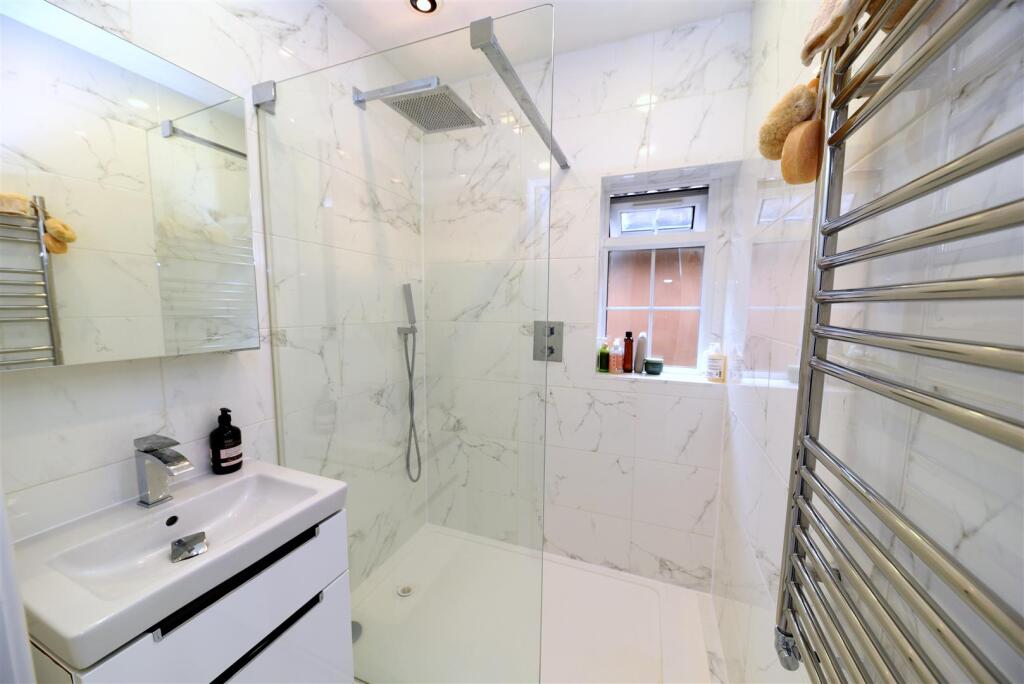 ensuite bed 1.JPG