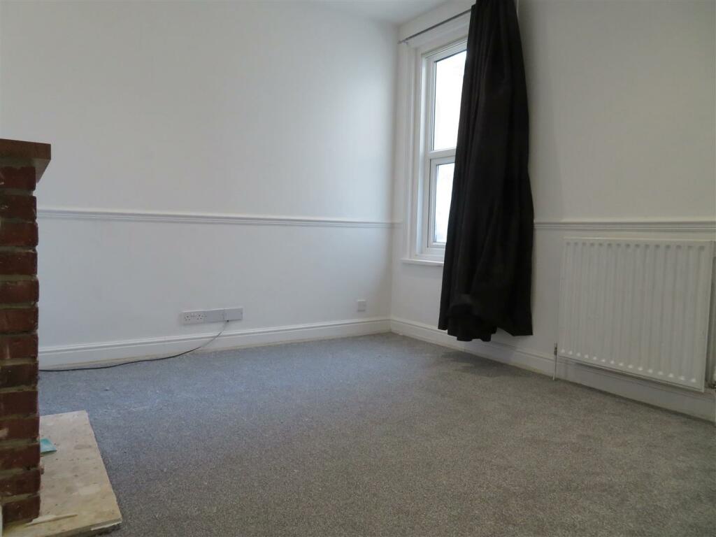137 Newcome Lounge3.JPG