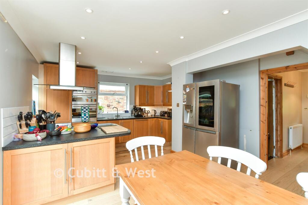 Kitchen/ Dining Room