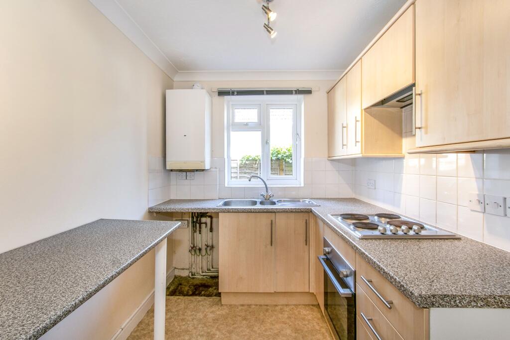 Modern fitted kitchen with Cooker, space for a fridge/freezer and plumbing for a washing machine
