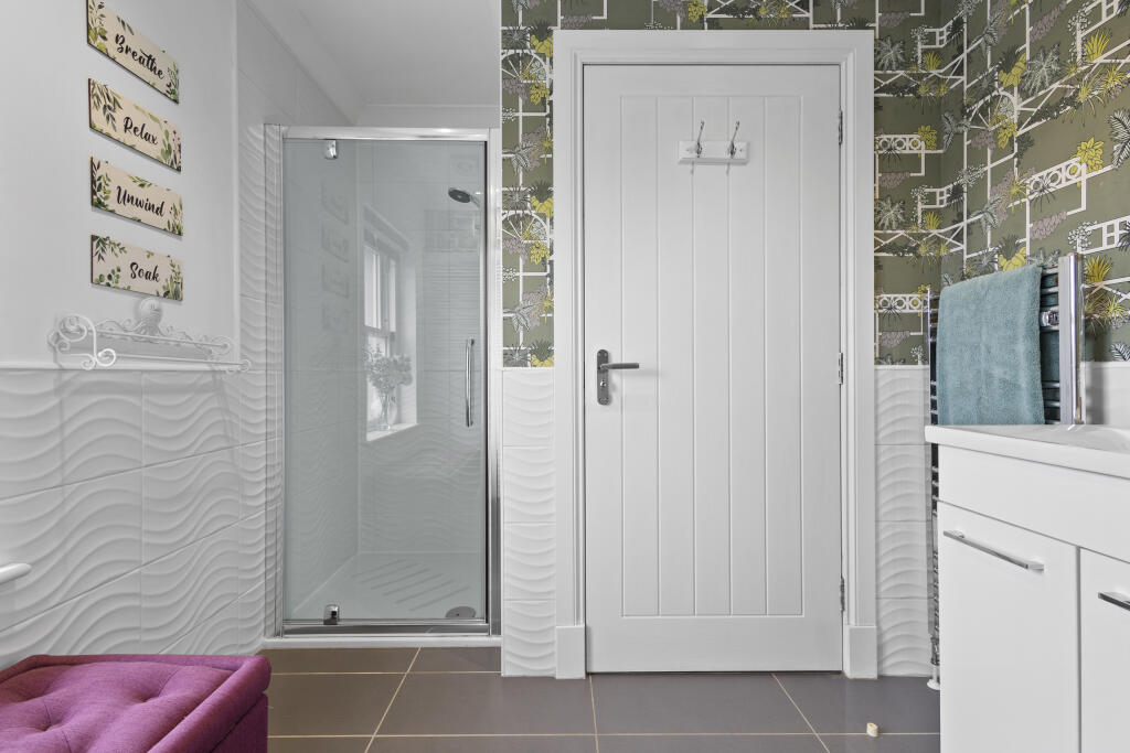 Family bathroom 3