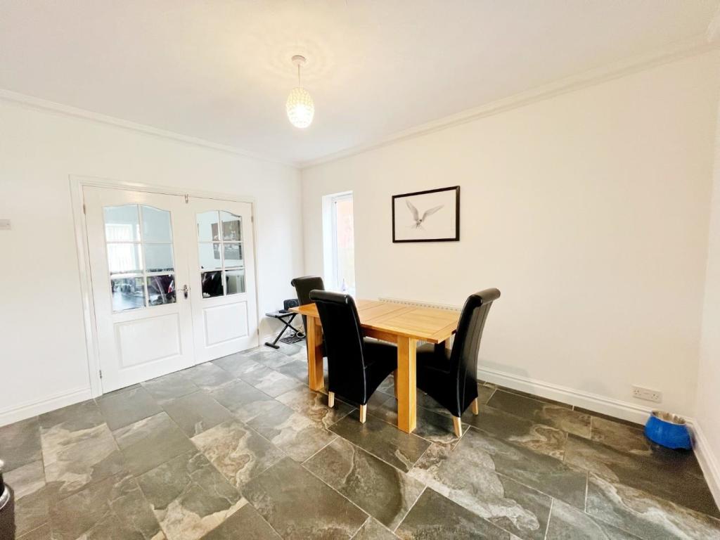 Dining Room pic 3.jpg