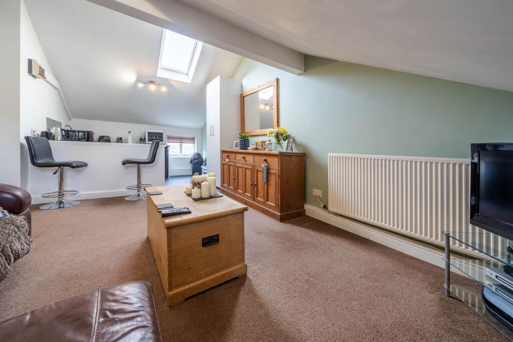 OPEN PLAN LIVING AREA