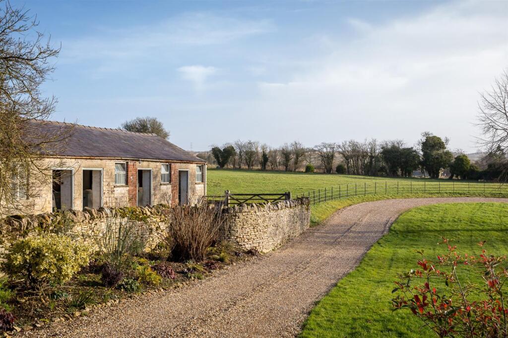 21 - Dowmans Farmhouse - GL53 9QY - Web.jpg