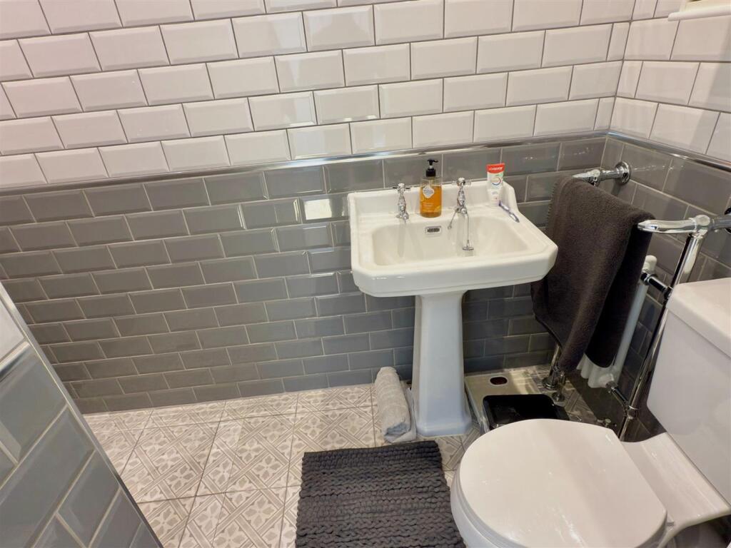 EN SUITE BED 2.jpg