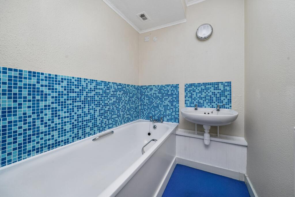 Flat 79 Mountbatten Square, Ward Royal, Windsor, SL4 1SZ