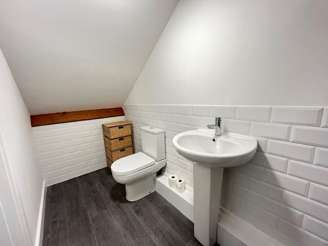 En-suite Cloak Room Off