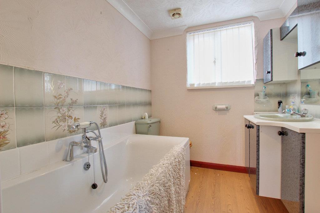EN-SUITE BATHROOM/W.C