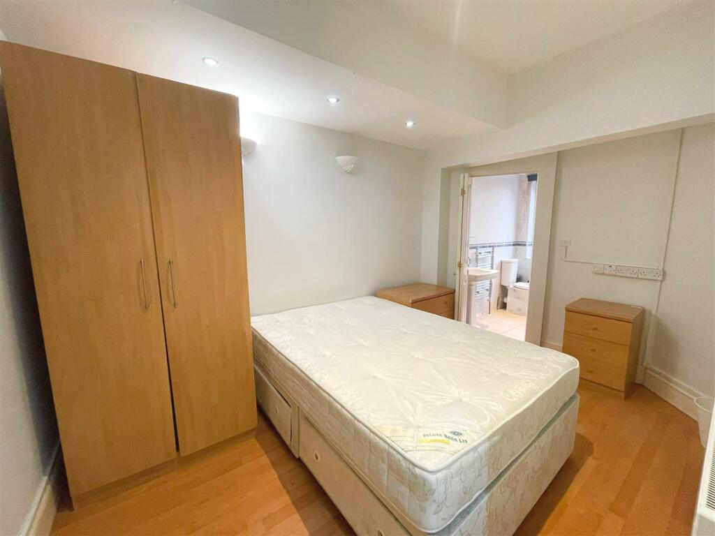 Bed with ensuite.jpeg