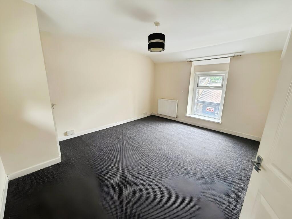 50d7e8f2-Bedroom