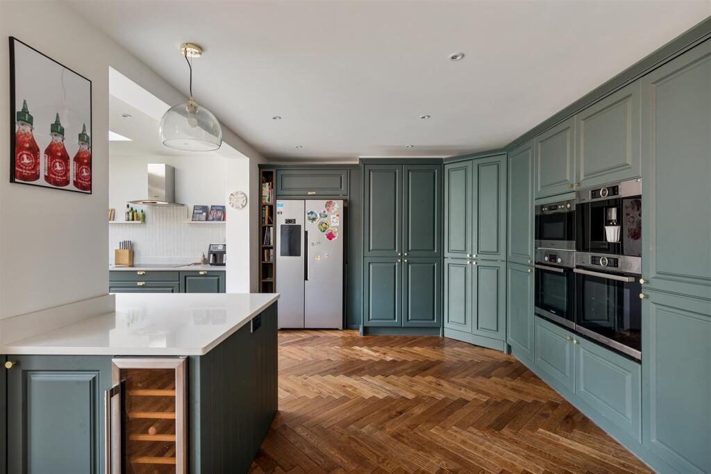 Warboys Crescent E4