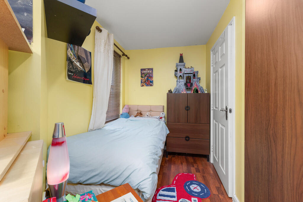 1 Tollbraes Road ...