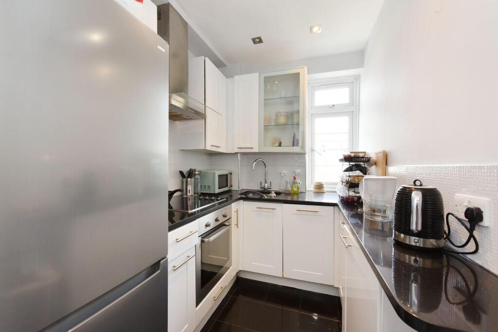 Flat 98, Chatsworth Court (2).JPG