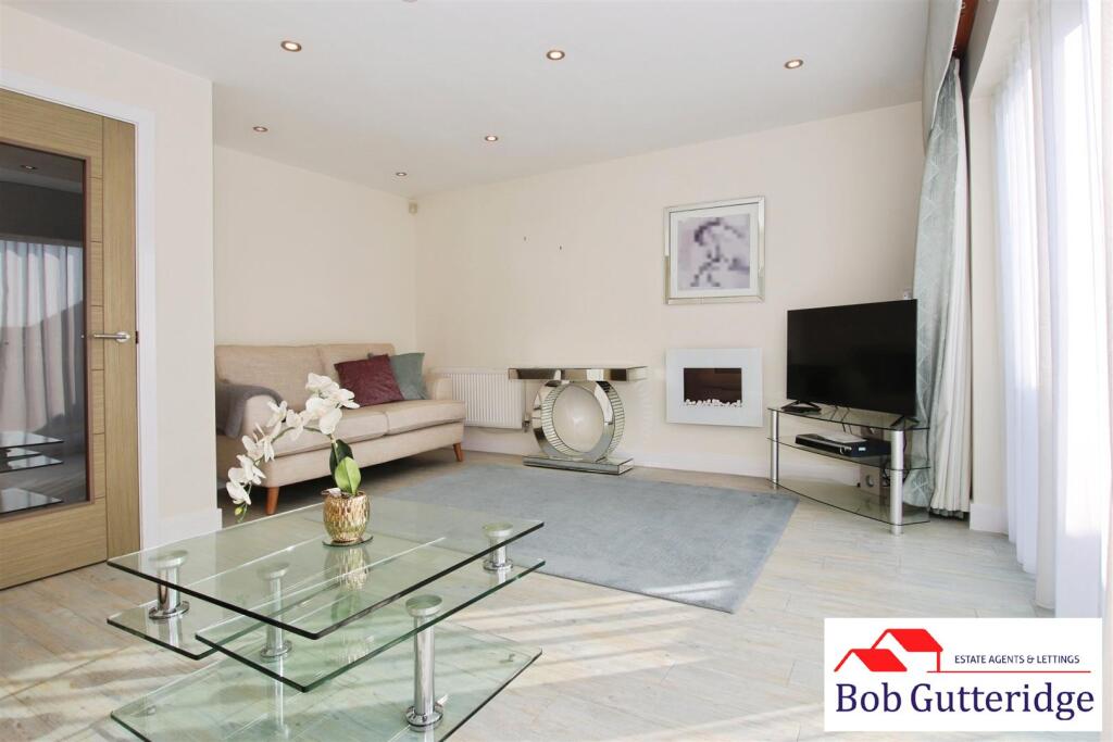 "L" SHAPED LOUNGE/DINING ROOM