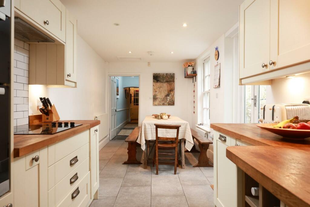 24 Montague Hill 30.JPG