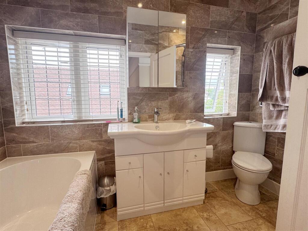 Bathroom 1.JPG