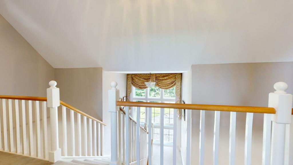 FIRST FLOOR LANDING