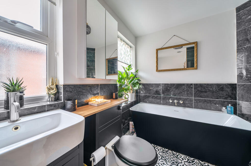 1386385-12-692d9b...