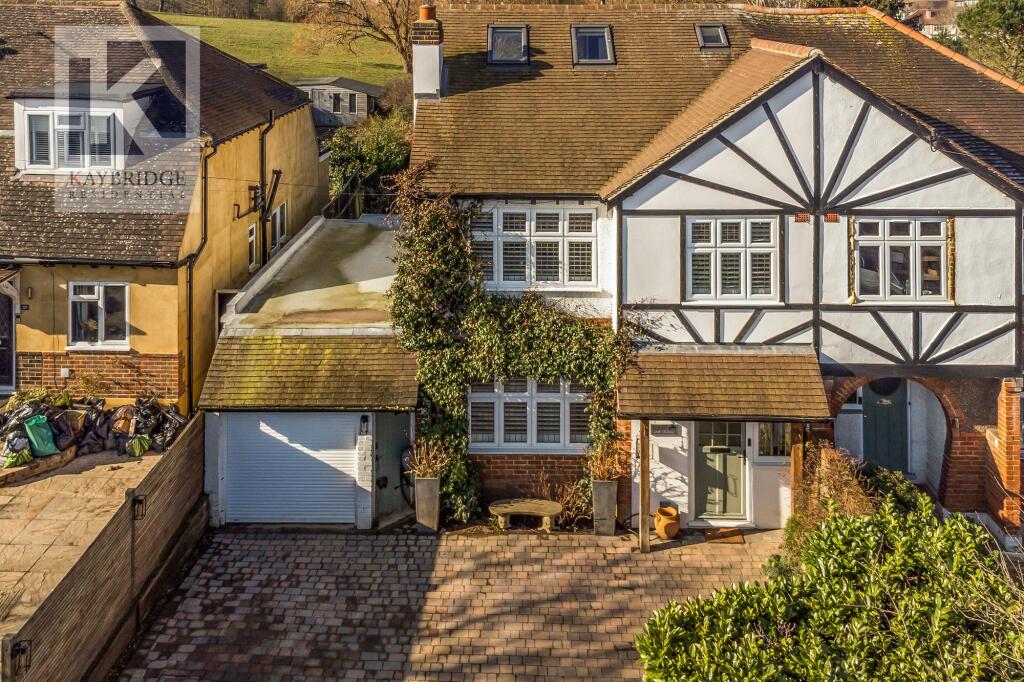 St. Clair Drive, Worcester Park - KT4 8UG