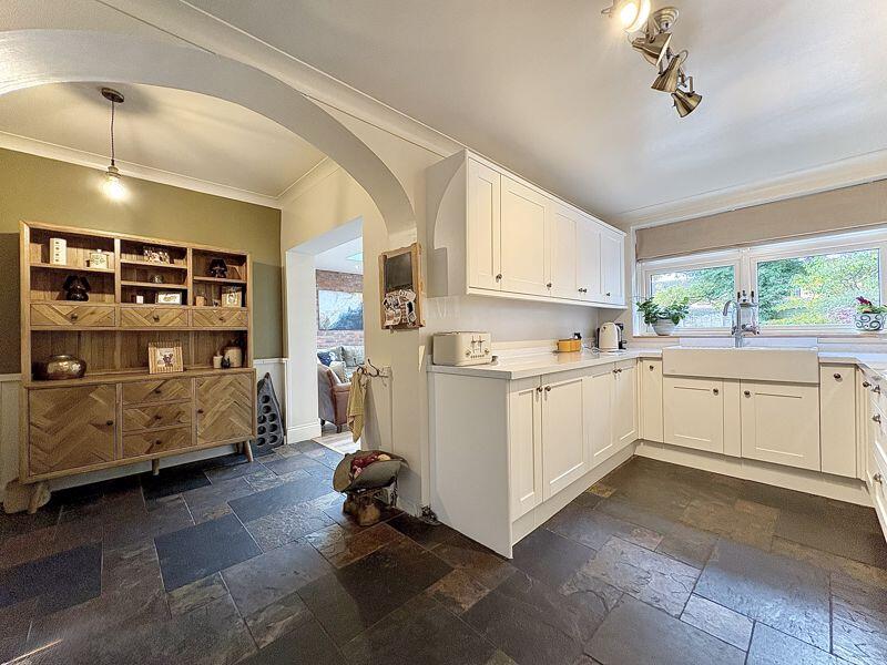BREAKFAST AREA/KITCHEN