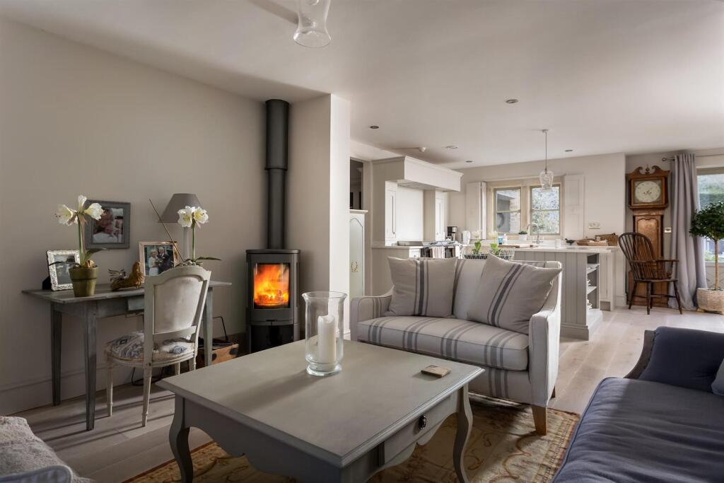 28 - Dovecote Cottage - GL7 5NG - Web.jpg