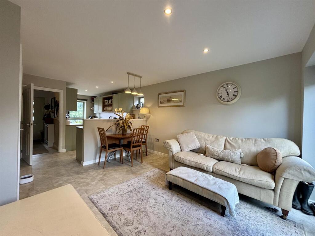 Living room 2.jpg