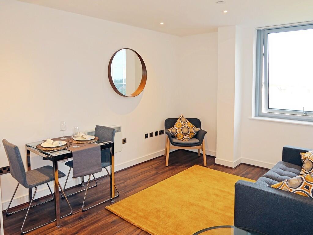 Lounge/Dining Roo...