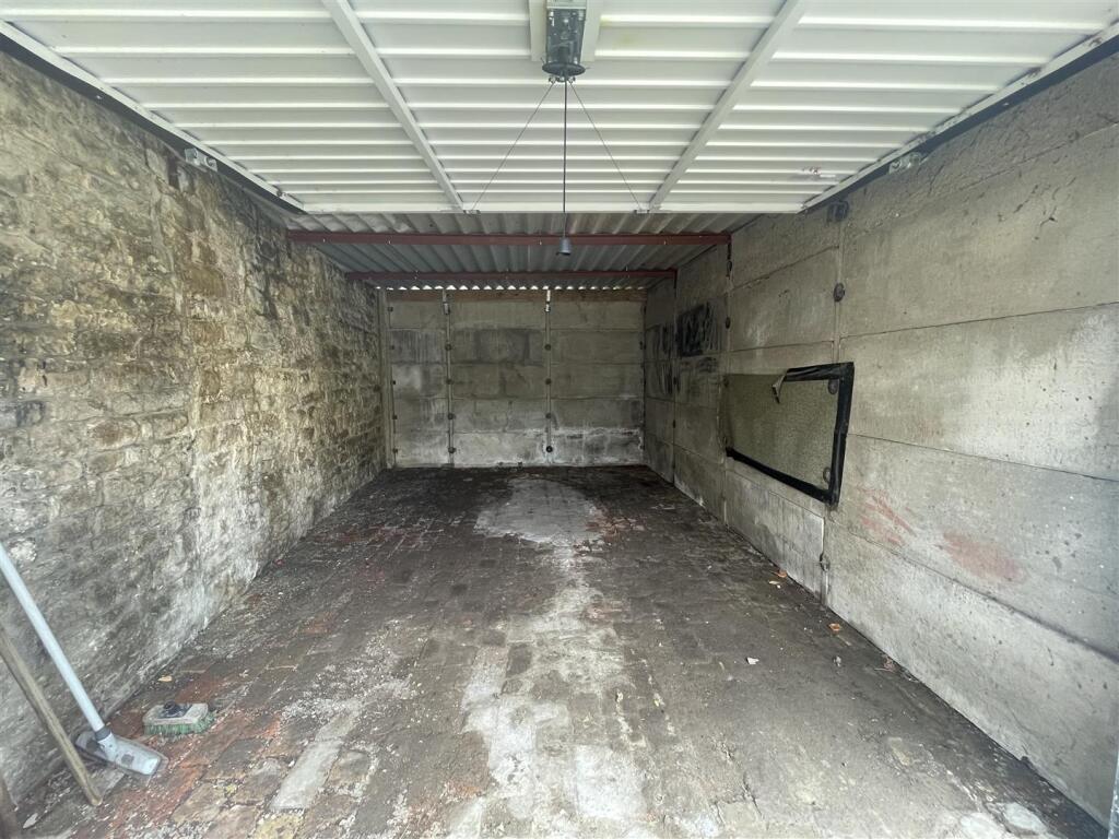 Garage (2).JPG