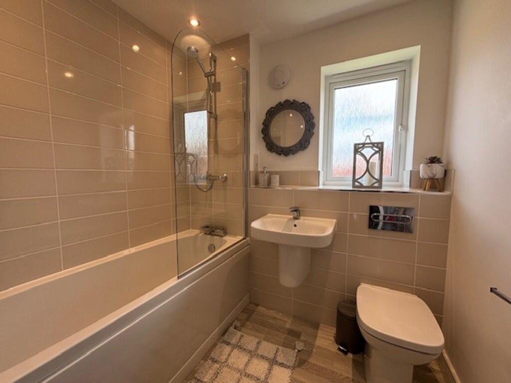 Main bathroom 1