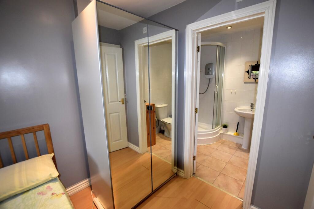 17a Selby Grove view to bathroom