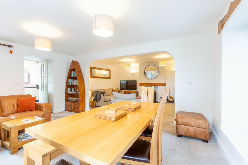 Lounge / Dining R...