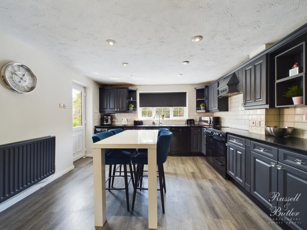 CAM01995G0-PR0204-STILL013