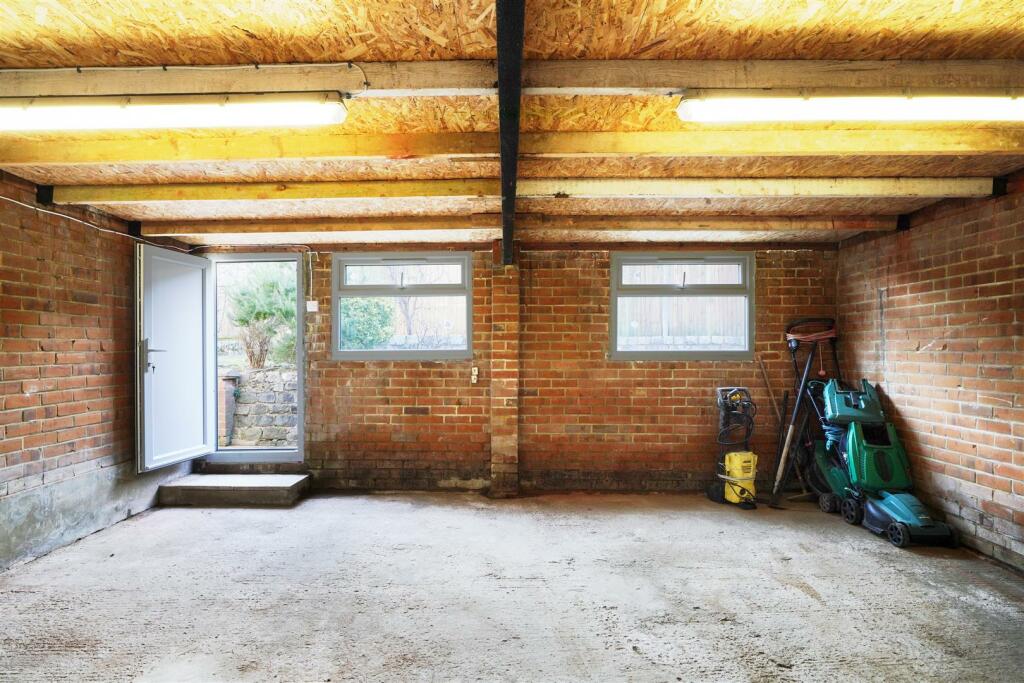 16 Kenelm Close - E6ers3MoeEAwR43SHMq3.jpg