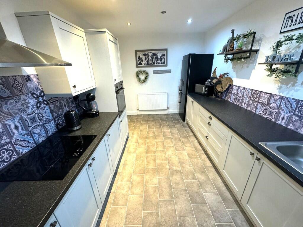 FITTED KITCHEN