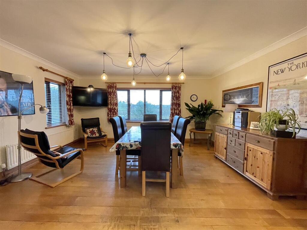 Fron Briallen Dining pic 1.jpg