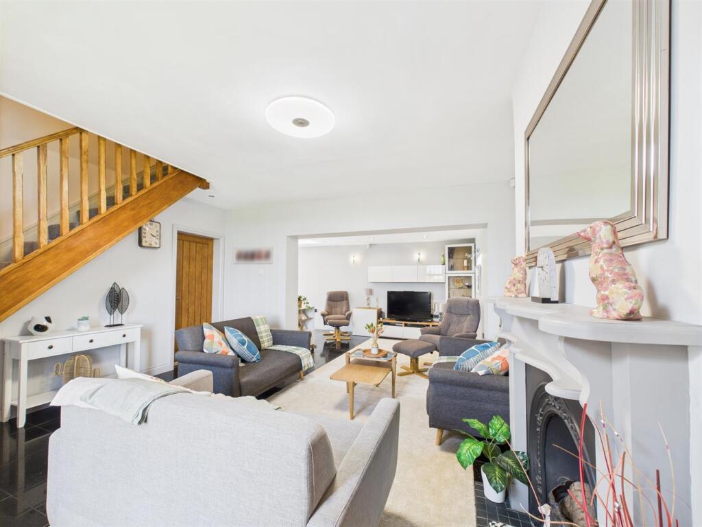Living Room 1.jpg