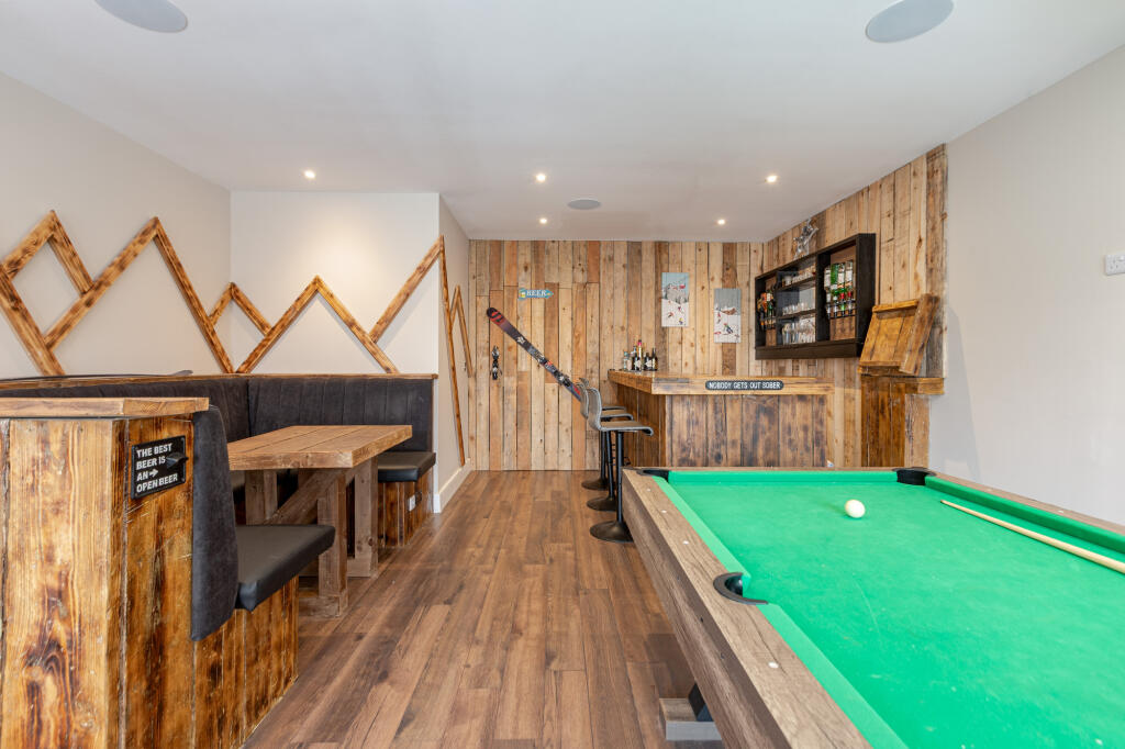 Bar &amp; Pool Room