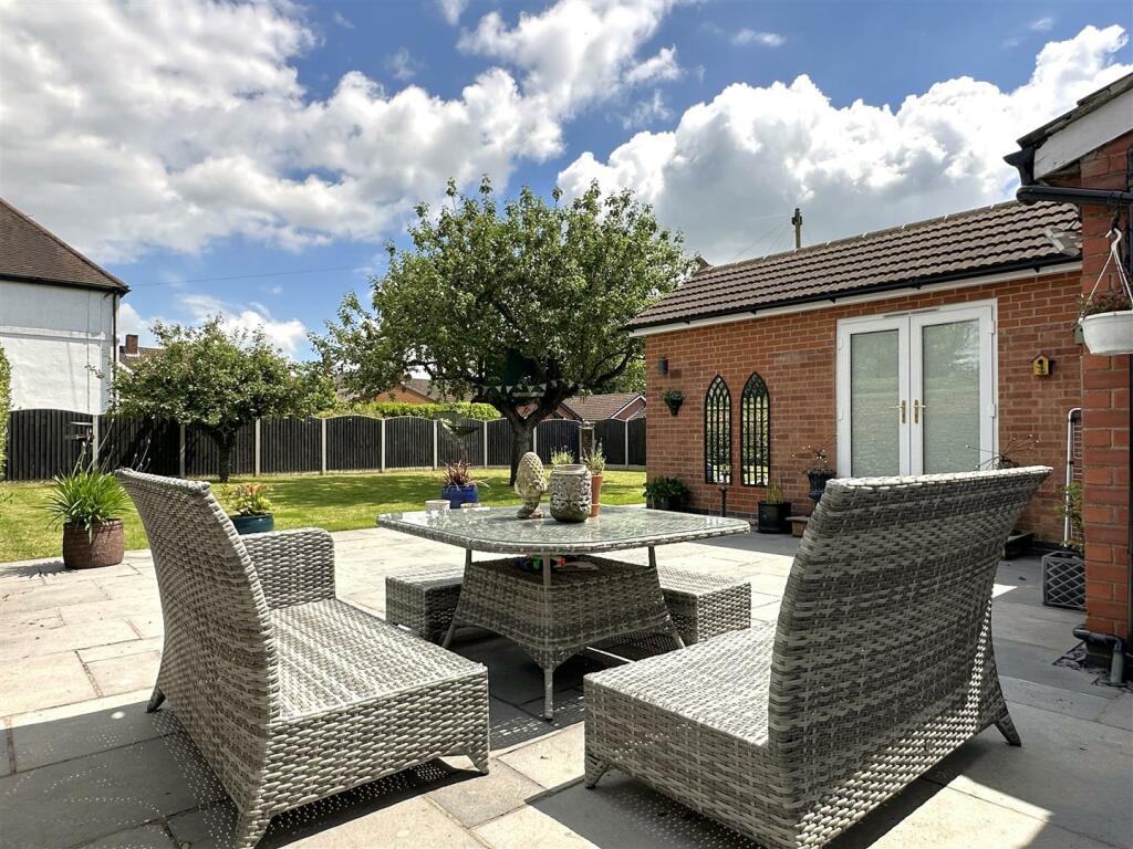 Seating Are Overlooking The Garden 836