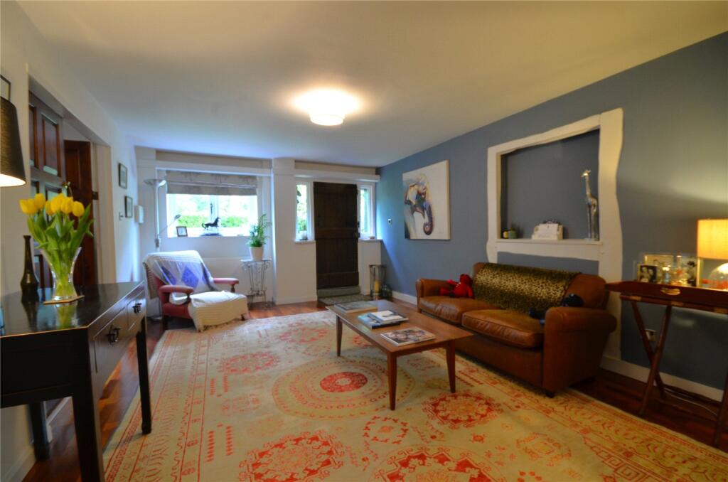 Entrance/Sitting Hal