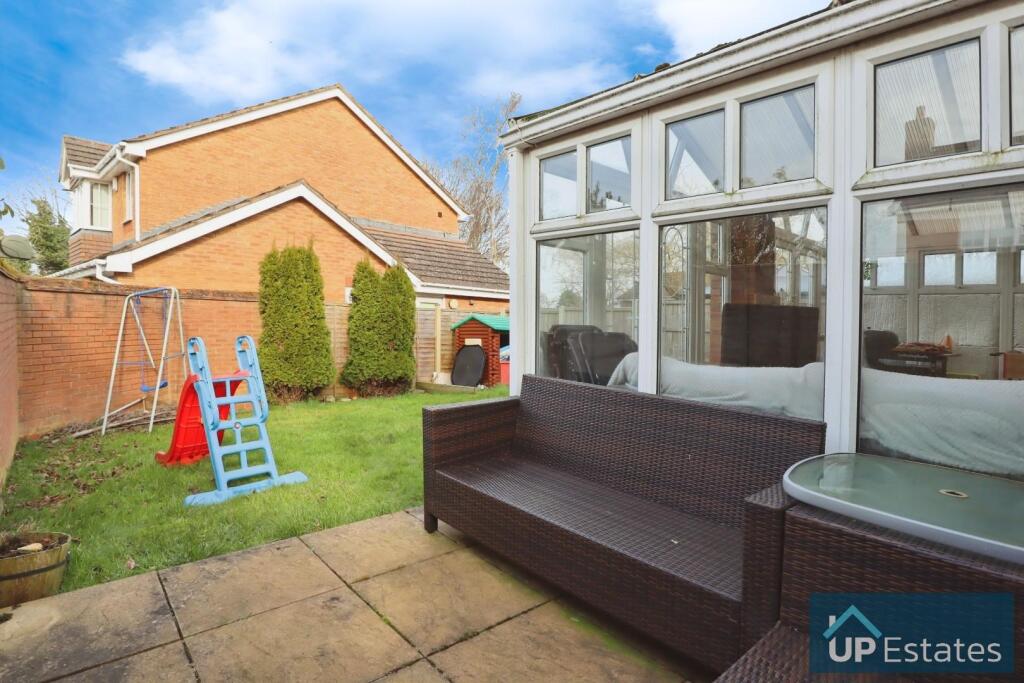 REAR GARDEN / SEATING AREA