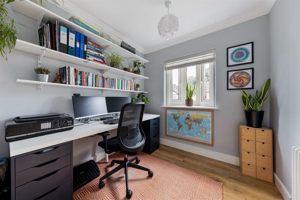 92 Cavendish Drive, E11