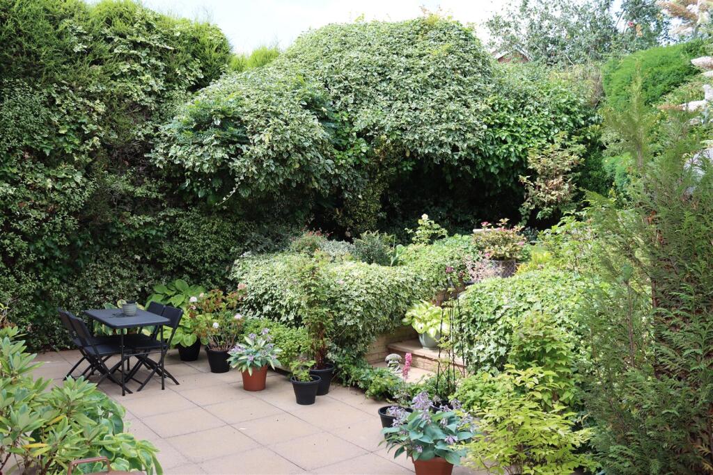 PRIVATE LANDSCAPED REAR GARDEN