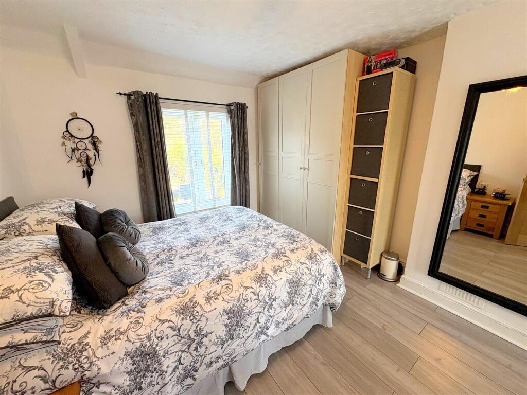 Bedroom 1a.jpg
