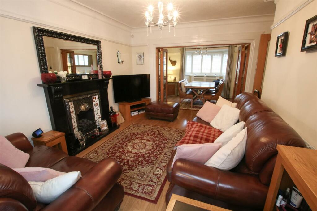 EXTENDED LIVING ROOM