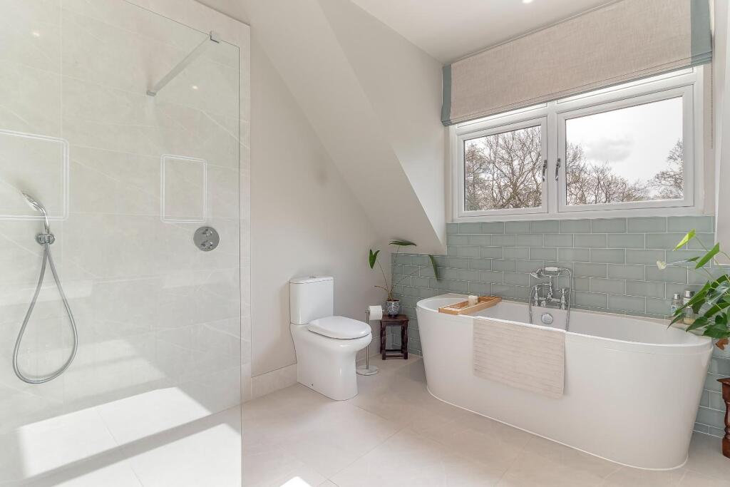 Master Bedroom Ensuite - A.jpg