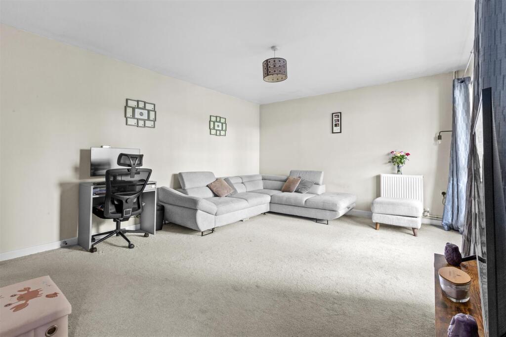 118 St Hughs Ave, HP13 7TZ-5.jpg