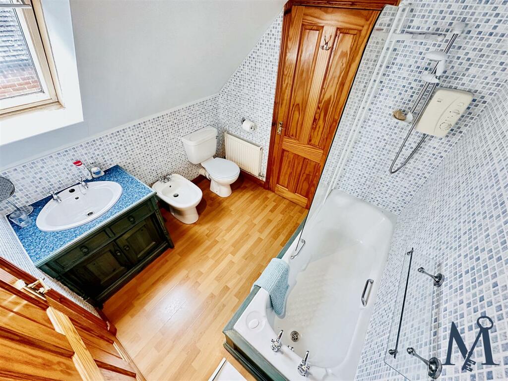 En-Suite Bathroom